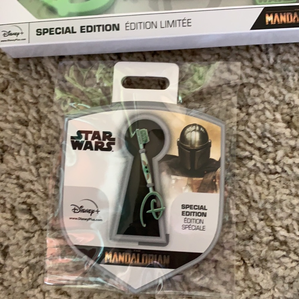 star wars baby yoda special edition key and pin - Picture 3 of 3